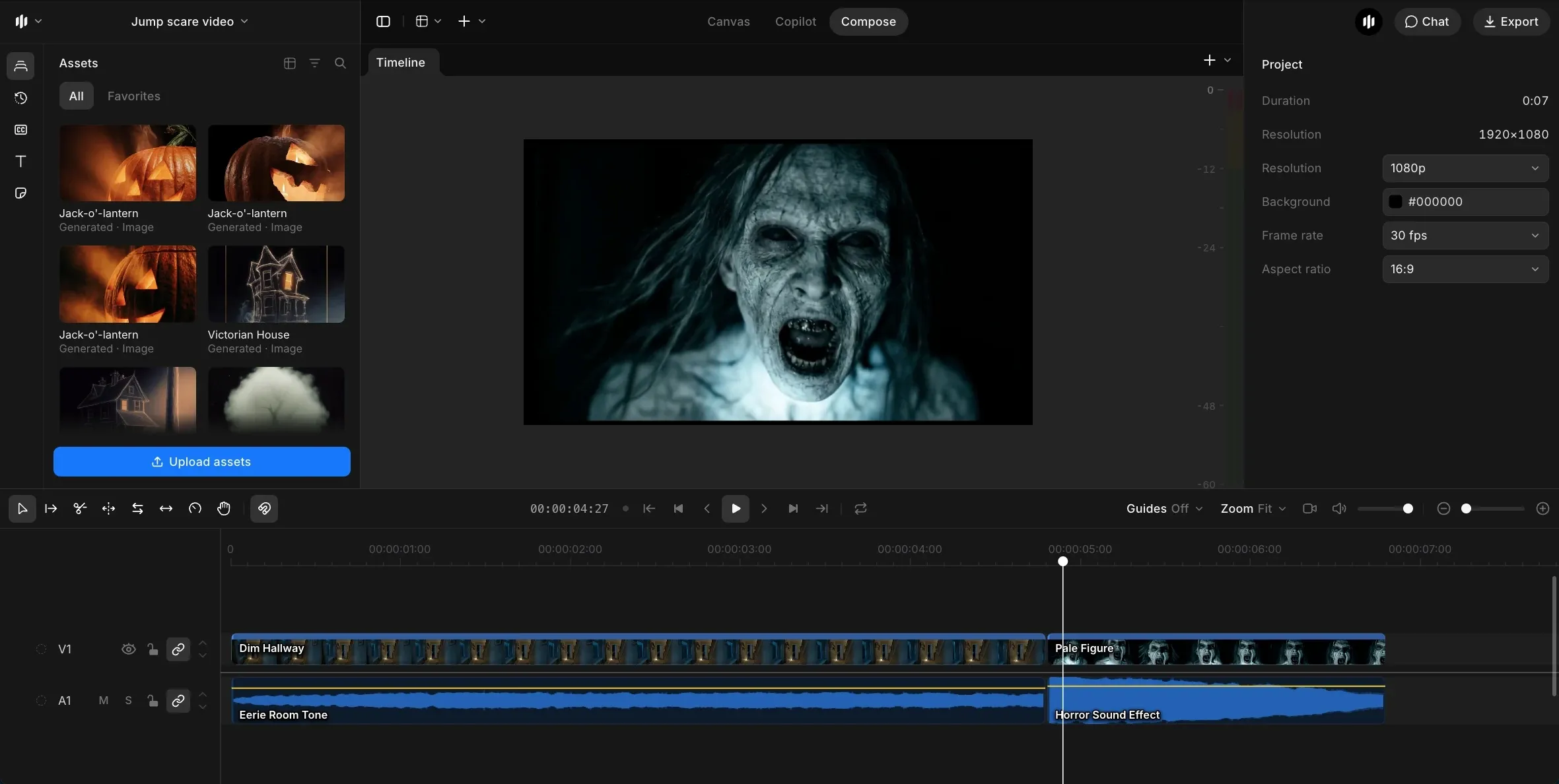 Línea de tiempo de Compose en Morphic para un jump scare: la calma del pasillo oscuro corta a la figura pálida a los 4.8 segundos, con el murmullo bajo la calma y el golpe de sonido que arranca en el corte